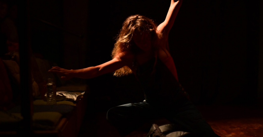 (π)ending: Η aerial dance solo performance της Νατάσσας Αραμπατζή έρχεται στο Ρεκτιφιέ