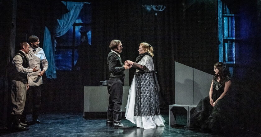 «NOMSFERATU»: Η παράσταση του Johnny O επιστρέφει ανανεωμένη στο Θέατρο 104